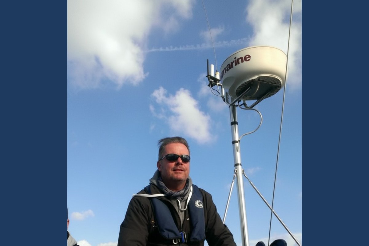 Frank E. Weisner am Steuerrad einer Segelyacht
